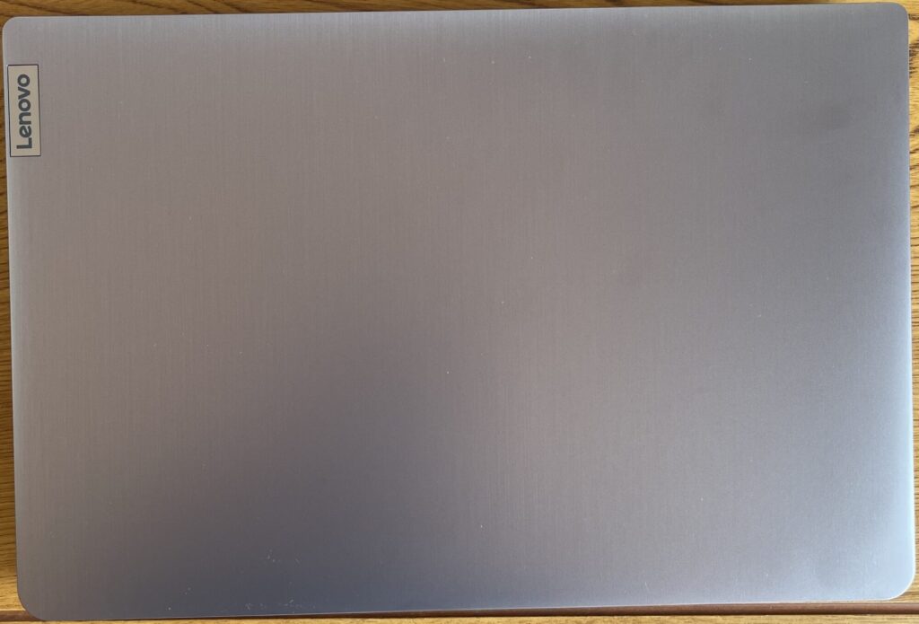 Lenovo　IdeaPad 3 14IAU7　外観（表面）