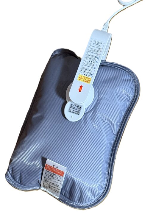 山善　蓄熱式湯たんぽと蓄熱用電源コードがセットされた状態