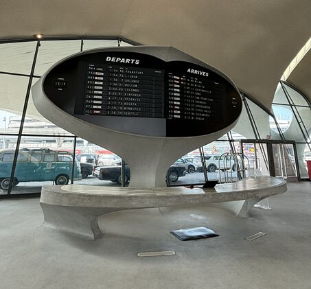 TWAホテル 発着ボード