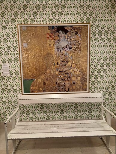 ノイエ・ギャラリー　アデーレ（原寸大）と撮影用ベンチ