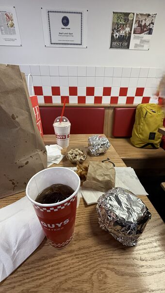 ファイブガイズのチーズバーガー、ポテト、ピーナッツ等