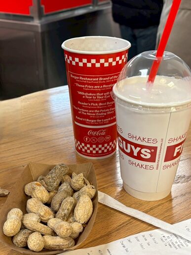 ファイブガイズ　ドリンクと無料サービスのピーナッツ