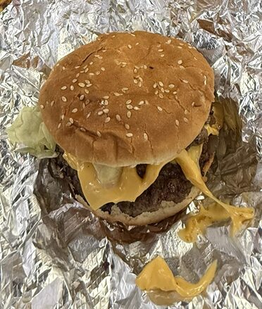 ファイブガイズのチーズバーガー2