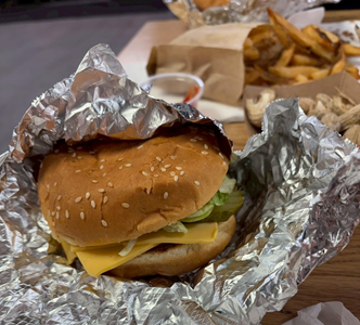 ファイブガイズのチーズバーガー