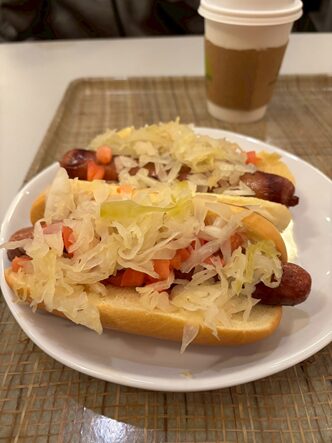 メトロポリタン美術館の地下のフードコート　ホットドッグ